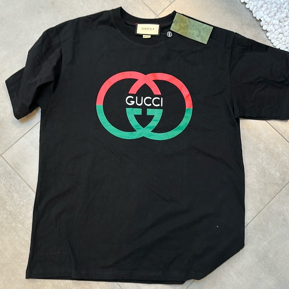 Men’s tee shirt.